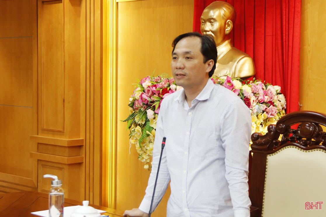 Bí thư Tỉnh ủy Hoàng Trung Dũng: Tập trung giúp người dân vệ sinh môi trường, củng cố sản xuất sau mưa lũ