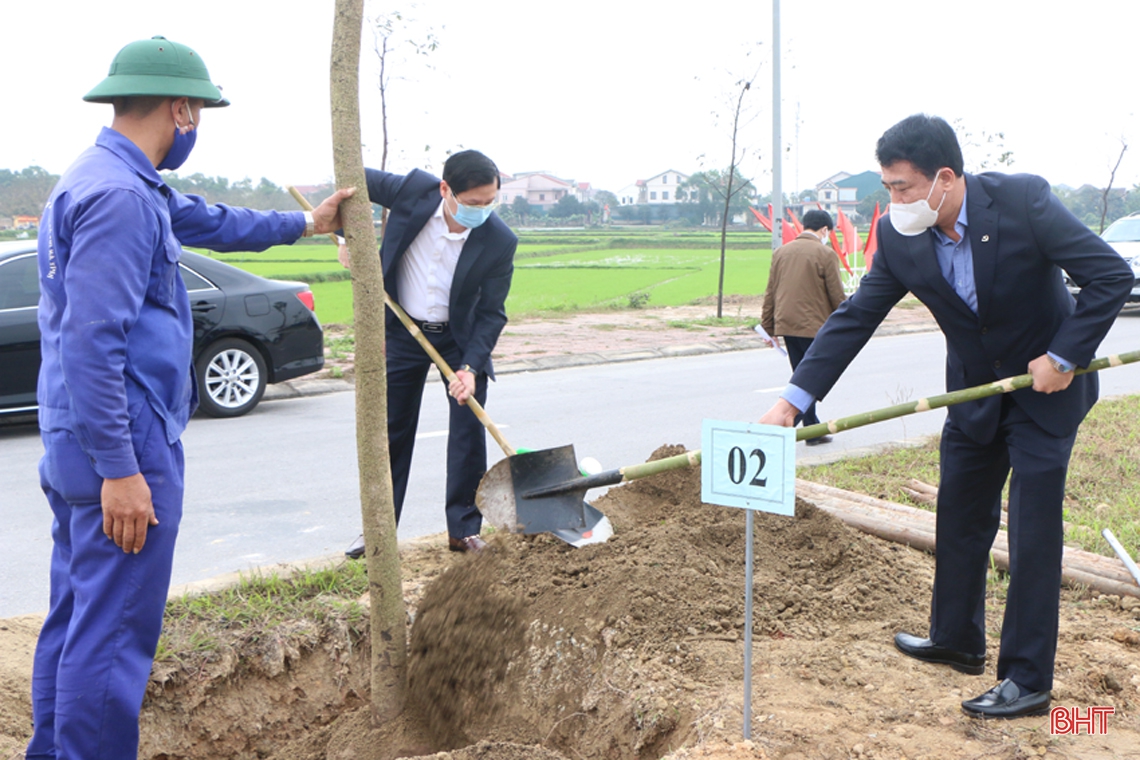 Thường trực Tỉnh ủy Hà Tĩnh tham gia trồng cây đầu năm tại các địa phương
