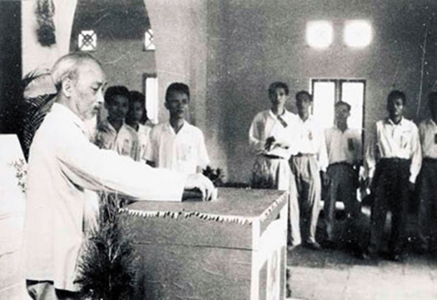 Chủ tịch Hồ Chí Minh đến bầu cử tại nhà số 10, phố Hàng Vôi, Hà Nội. Ảnh tư liệu