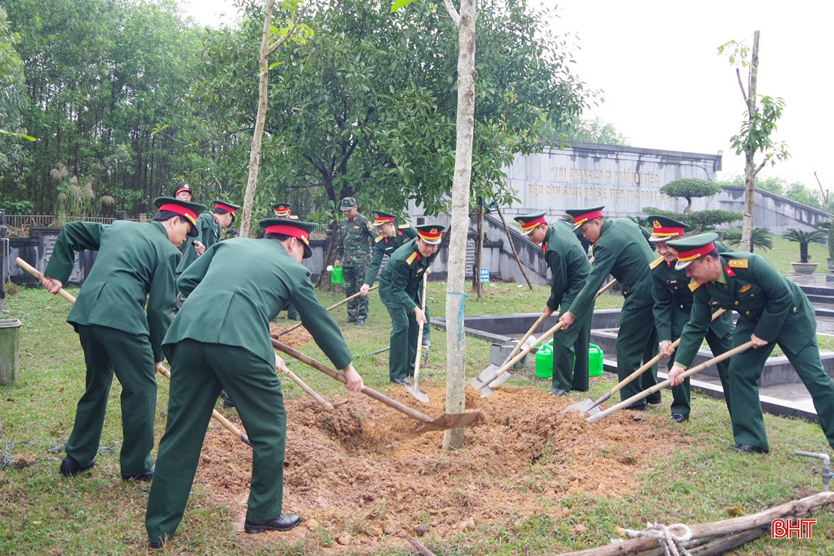 Lãnh đạo Bộ CHQS tỉnh trồng mới cây ngọc lan tại Khu mộ cố Tổng Bí thư Hà Huy Tập.