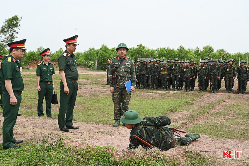 Đoàn công tác Bộ Tư lệnh Quân khu kiểm tra thao trường huấn luyện chiến sỹ mới của Trung đoàn 841.
