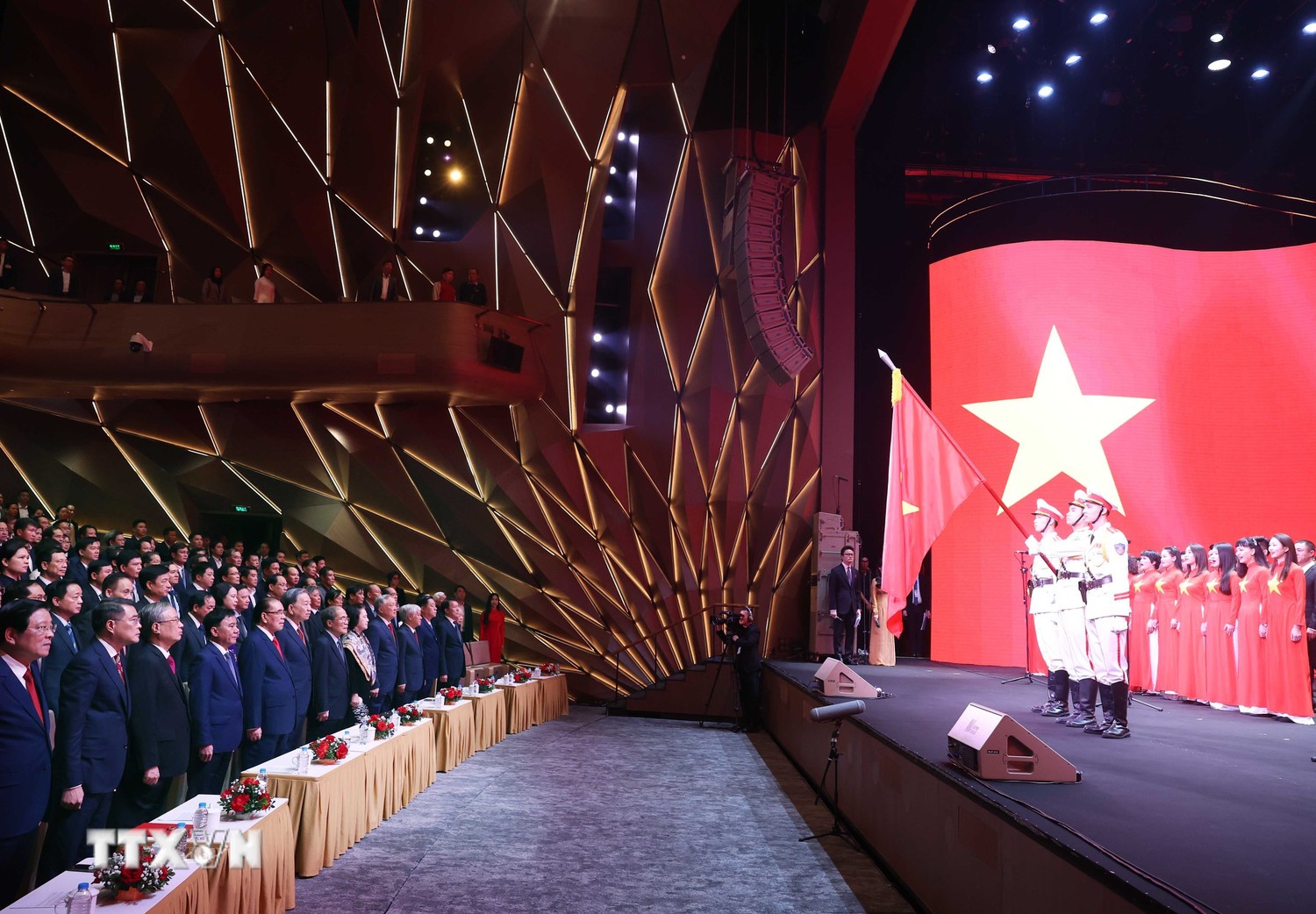 Tổng Bí thư Tô Lâm, các lãnh đạo, nguyên lãnh đạo Đảng Nhà nước và các đại biểu thực hiện nghi lễ chào cờ tại Lễ trao Giải Báo chí toàn quốc về xây dựng Đảng (Giải Búa liềm vàng) lần thứ IX năm 2024. (Ảnh: Thống Nhất/TTXVN).