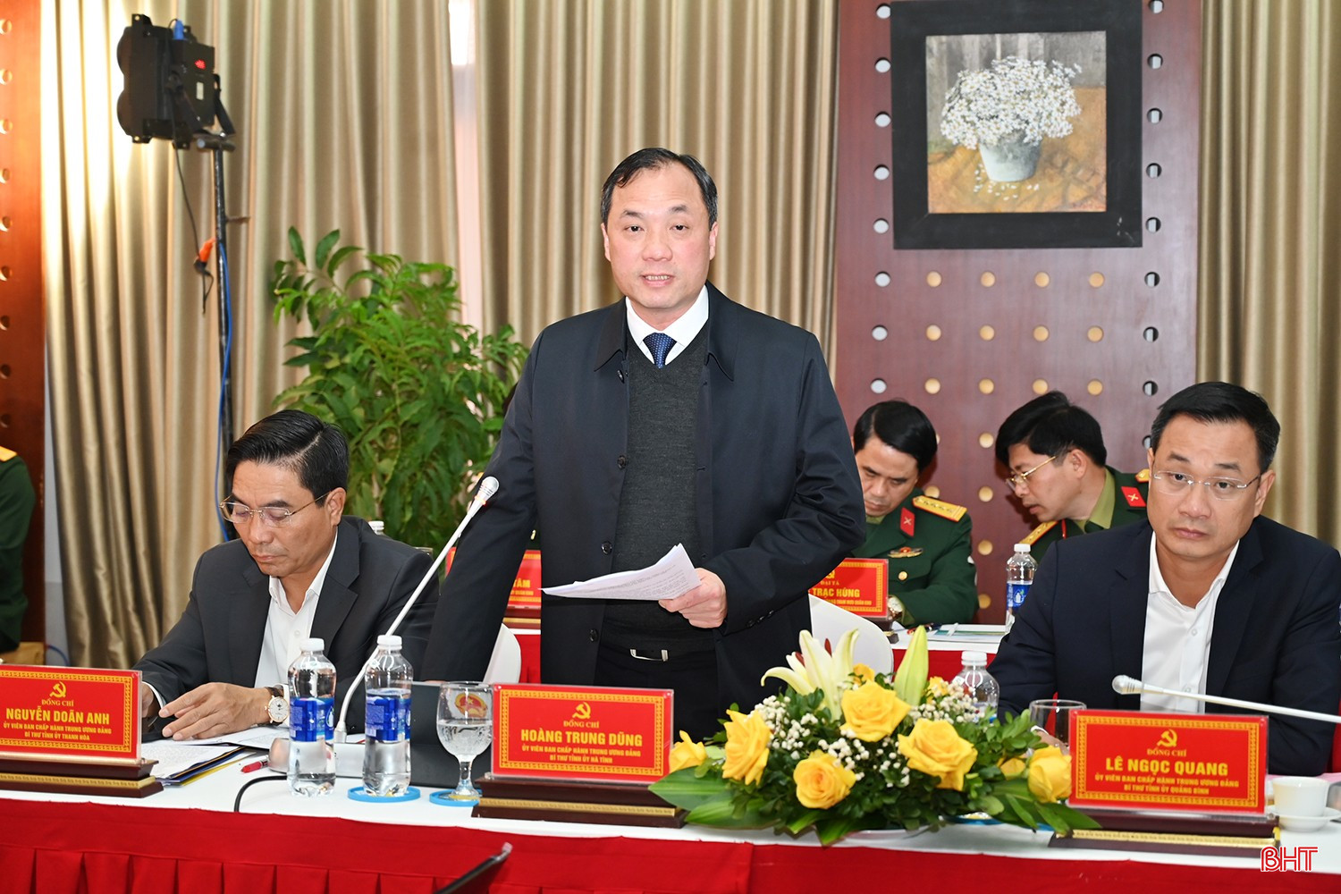 Đồng chí Hoàng Trung Dũng - Bí thư Tỉnh ủy, Bí thư Đảng ủy Quân sự tỉnh Hà Tĩnh phát biểu tại hội nghị.