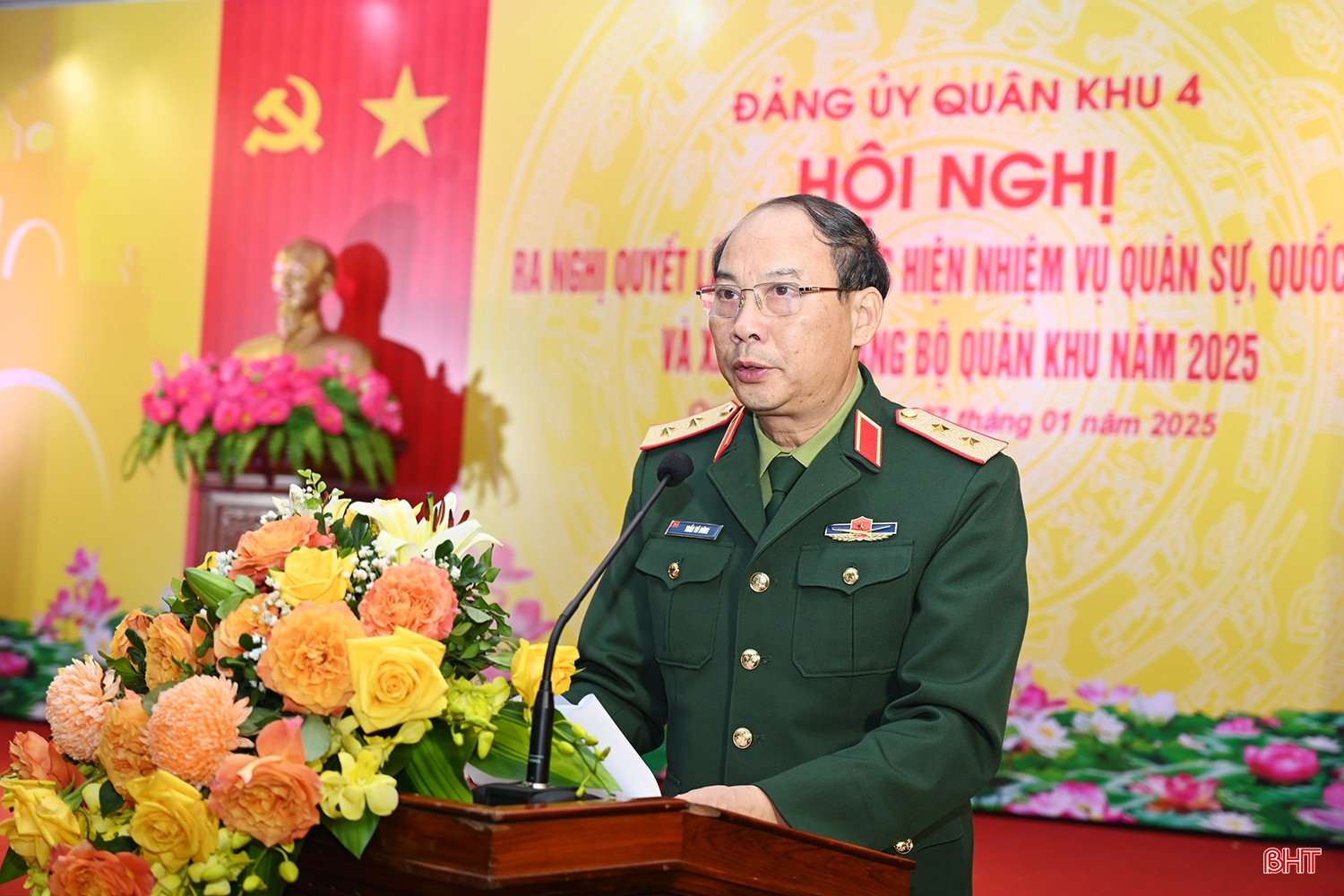 Trung tướng Trần Võ Dũng - Bí thư Đảng ủy, Chính ủy Quân khu khai mạc hội nghị.