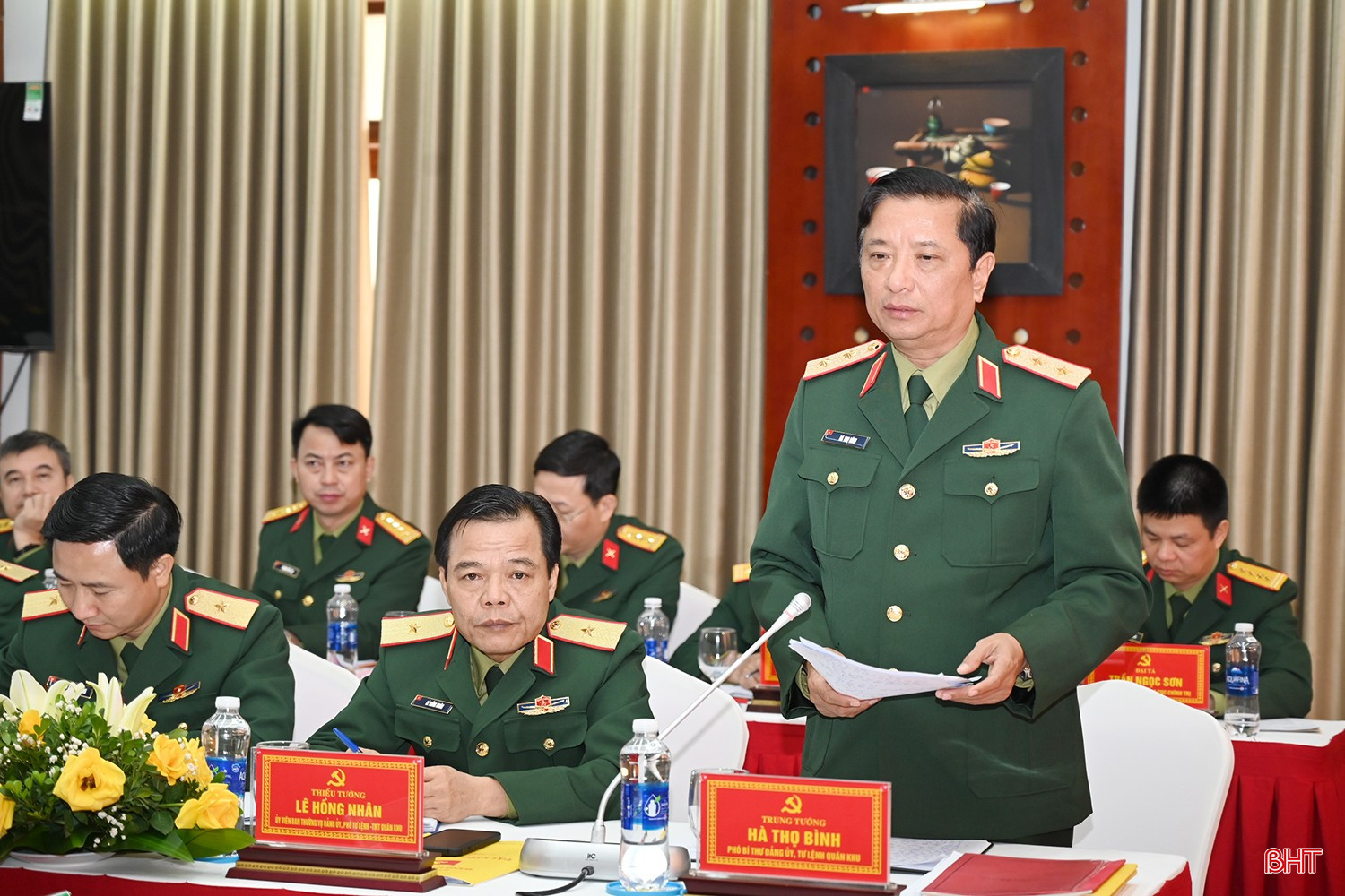 Trung tướng Hà Thọ Bình - Phó Bí thư Đảng ủy, Tư lệnh Quân khu phát biểu tại hội nghị.