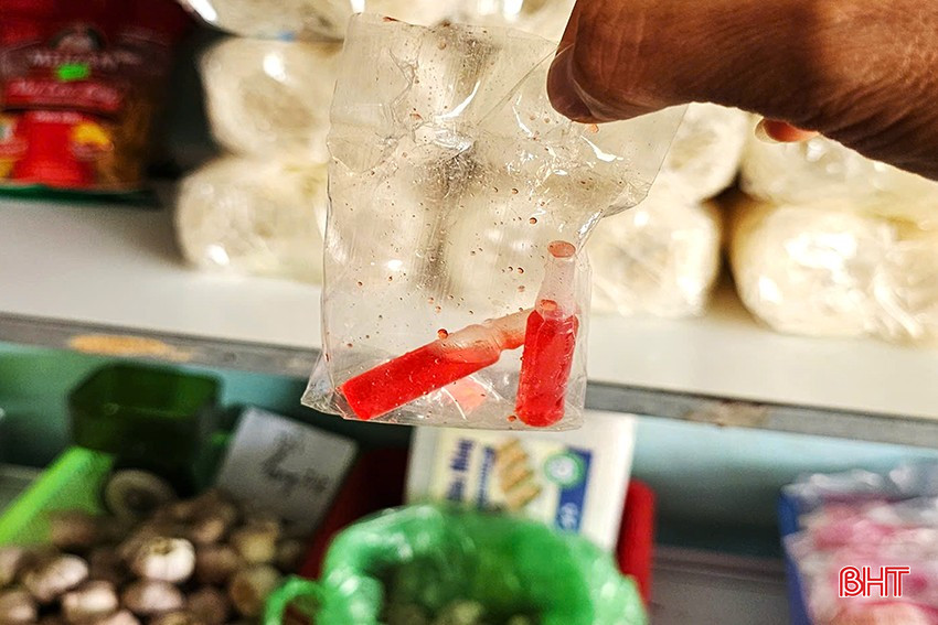 Bao thuốc ni-lon đựng các lọ thuốc diệt chuột đã bị bóc dở, còn để lại khá nhiều giọt thuốc đỏ dính vào bên trong