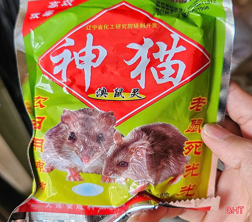 Một chủ ki-ốt ở khu vực chợ Cầu đưa cho khách loại thuốc chuột có các dòng chữ nước ngoài, không có chữ tiếng Việt để người dân nắm bắt thông tin.