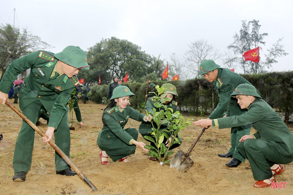 Lãnh đạo Bộ Chỉ huy BĐBP Hà Tĩnh cùng cán bộ, chiến sỹ trồng cây sau lễ phát động.