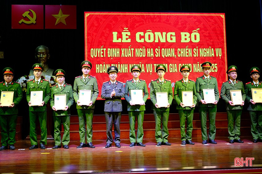 Trao quyết định xuất ngũ, thẻ nghề và tặng quà cho đại diện hạ sĩ quan, chiến sĩ nghĩa vụ xuất ngũ.