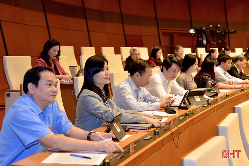 Đại biểu Quốc hội biểu quyết thông qua 4 luật và 2 nghị quyết quan trọng