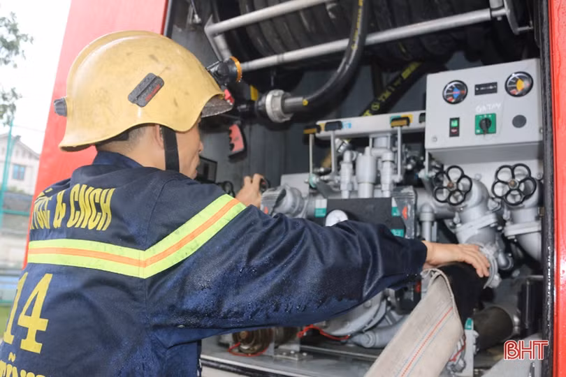 Diễn tập chữa cháy do chập điện tại Ngân hàng