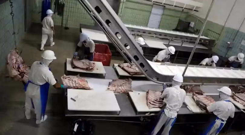 Tìm thấy virus SARS-CoV-2 trên bao bì đựng thịt bò nhập khẩu từ Brazil ở Vũ Hán