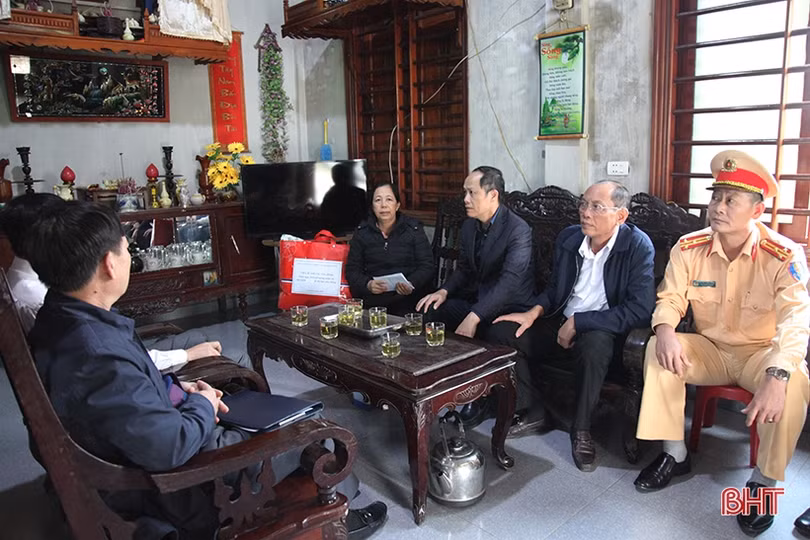 Lãnh đạo Hà Tĩnh thăm hỏi gia đình nạn nhân bị tai nạn giao thông