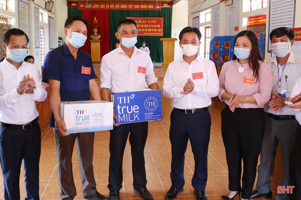 Lãnh đạo Hà Tĩnh kiểm tra công tác bầu cử, động viên cử tri tại các khu vực bỏ phiếu