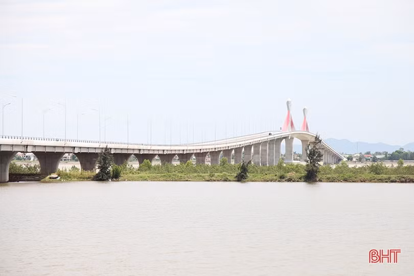 Sớm ngăn chặn tình trạng đỗ xe trên cầu Cửa Hội để chụp ảnh