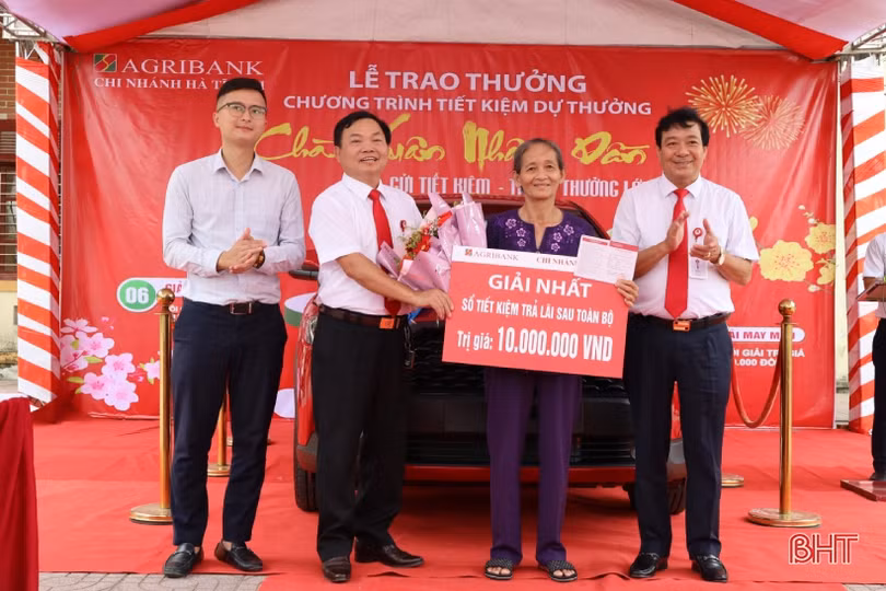 Khách hàng ở Cẩm Xuyên trúng xe Toyota Cross của Agribank Hà Tĩnh II