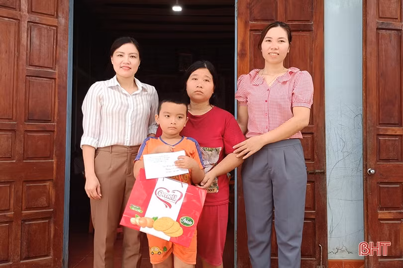 “Mẹ đỡ đầu” viết tiếp giấc mơ cho trẻ em khó khăn ở Hương Sơn