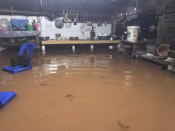 Mưa lớn làm ngập nhiều tuyến phố và nhà dân ở Thủ đô Vientiane, Lào