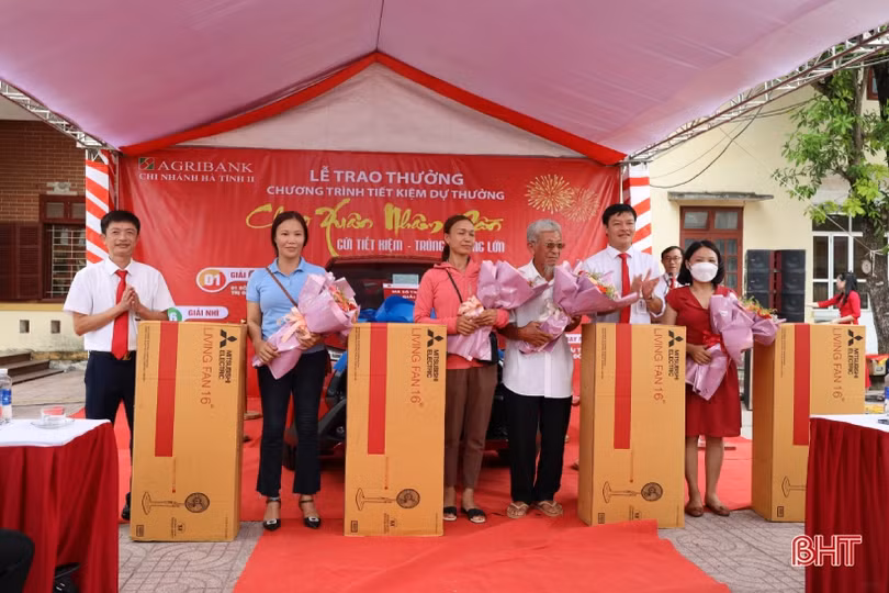 Khách hàng ở Cẩm Xuyên trúng xe Toyota Cross của Agribank Hà Tĩnh II