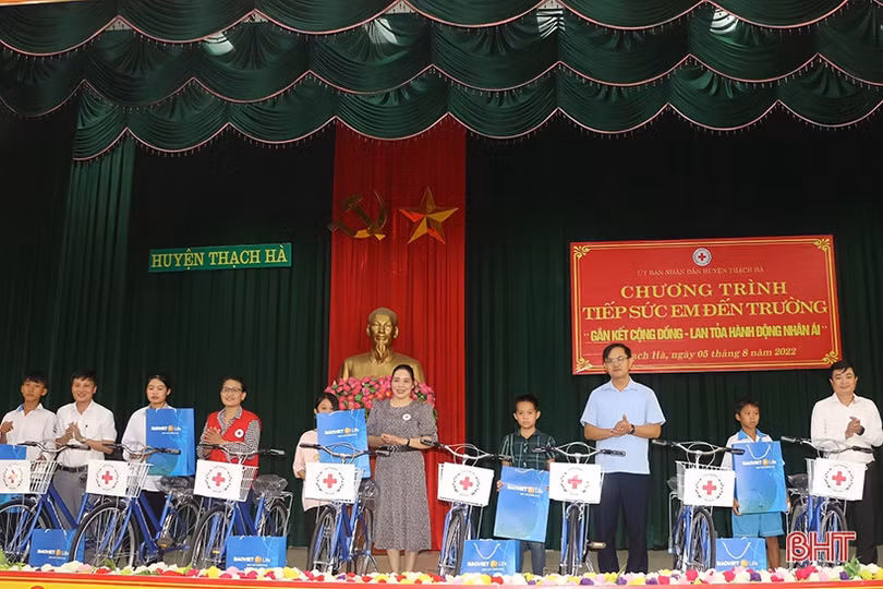 “Tiếp sức em tới trường”, trao 10 xe đạp và 23 suất quà cho học sinh nghèo tại Thạch Hà