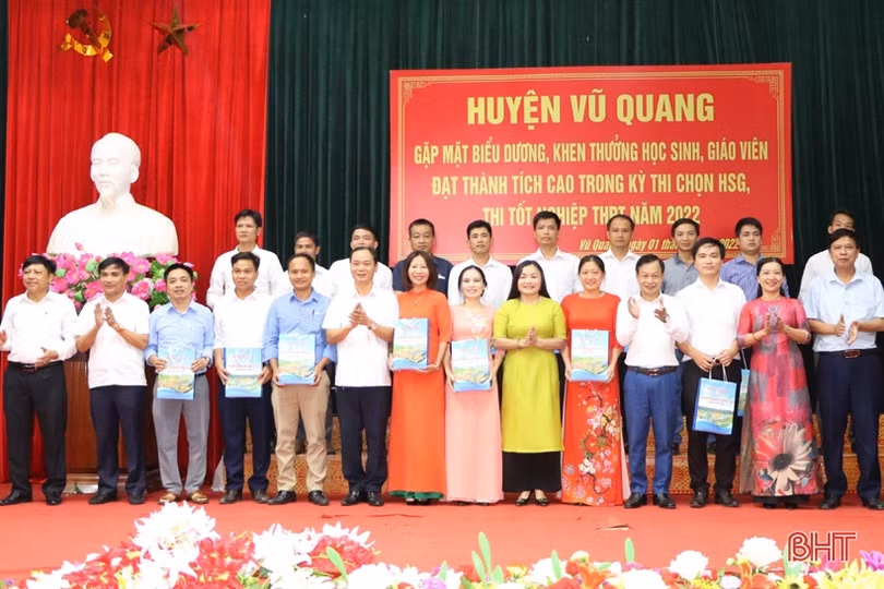 Vũ Quang tuyên dương học sinh giỏi, đạt kết quả cao kỳ thi tốt nghiệp THPT