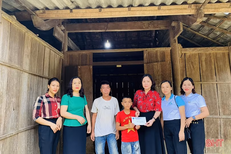 “Mẹ đỡ đầu” viết tiếp giấc mơ cho trẻ em khó khăn ở Hương Sơn