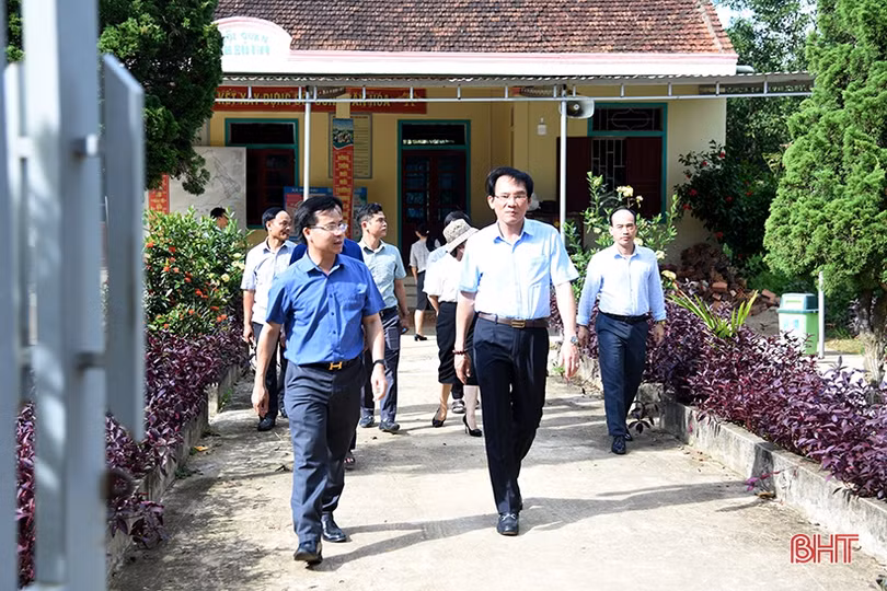 Ban Dân vận Tỉnh ủy cùng các đơn vị tích cực hỗ trợ xã biên giới Hương Khê xây dựng nông thôn mới