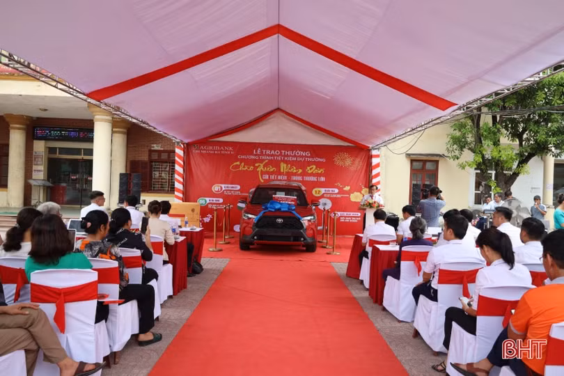 Khách hàng ở Cẩm Xuyên trúng xe Toyota Cross của Agribank Hà Tĩnh II