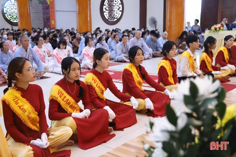Xúc động đại lễ Vu lan báo hiếu ở chùa Giai Lam