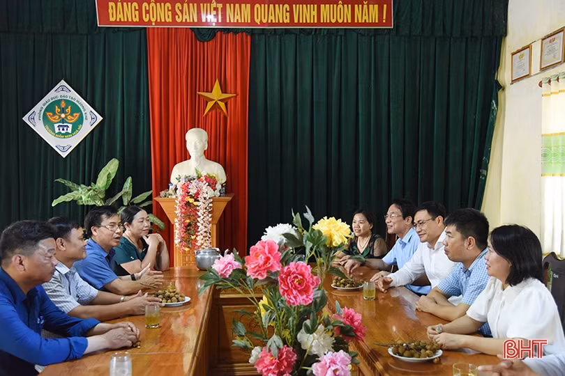 Ban Dân vận Tỉnh ủy cùng các đơn vị tích cực hỗ trợ xã biên giới Hương Khê xây dựng nông thôn mới
