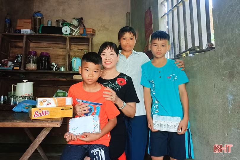 “Mẹ đỡ đầu” viết tiếp giấc mơ cho trẻ em khó khăn ở Hương Sơn