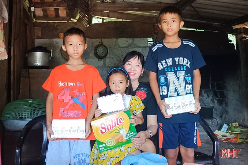 “Mẹ đỡ đầu” viết tiếp giấc mơ cho trẻ em khó khăn ở Hương Sơn