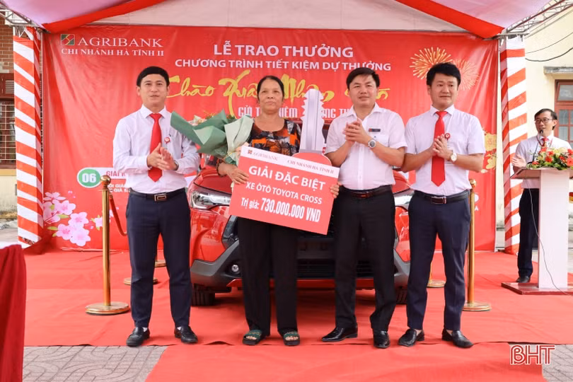 Khách hàng ở Cẩm Xuyên trúng xe Toyota Cross của Agribank Hà Tĩnh II