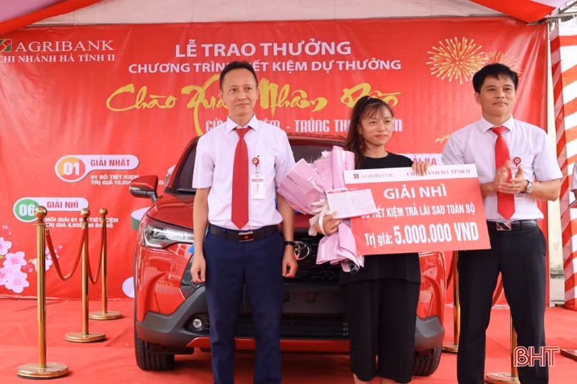 Khách hàng ở Cẩm Xuyên trúng xe Toyota Cross của Agribank Hà Tĩnh II