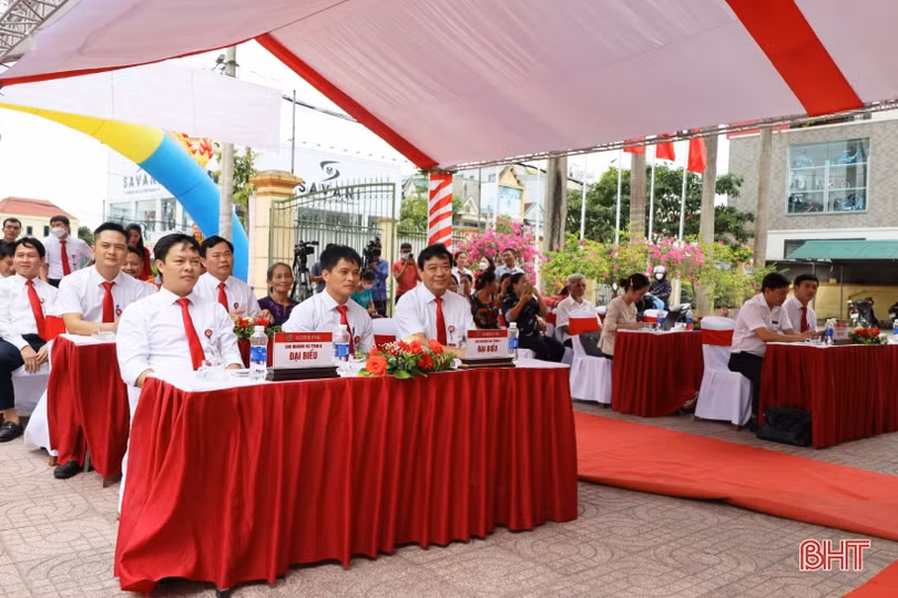 Khách hàng ở Cẩm Xuyên trúng xe Toyota Cross của Agribank Hà Tĩnh II