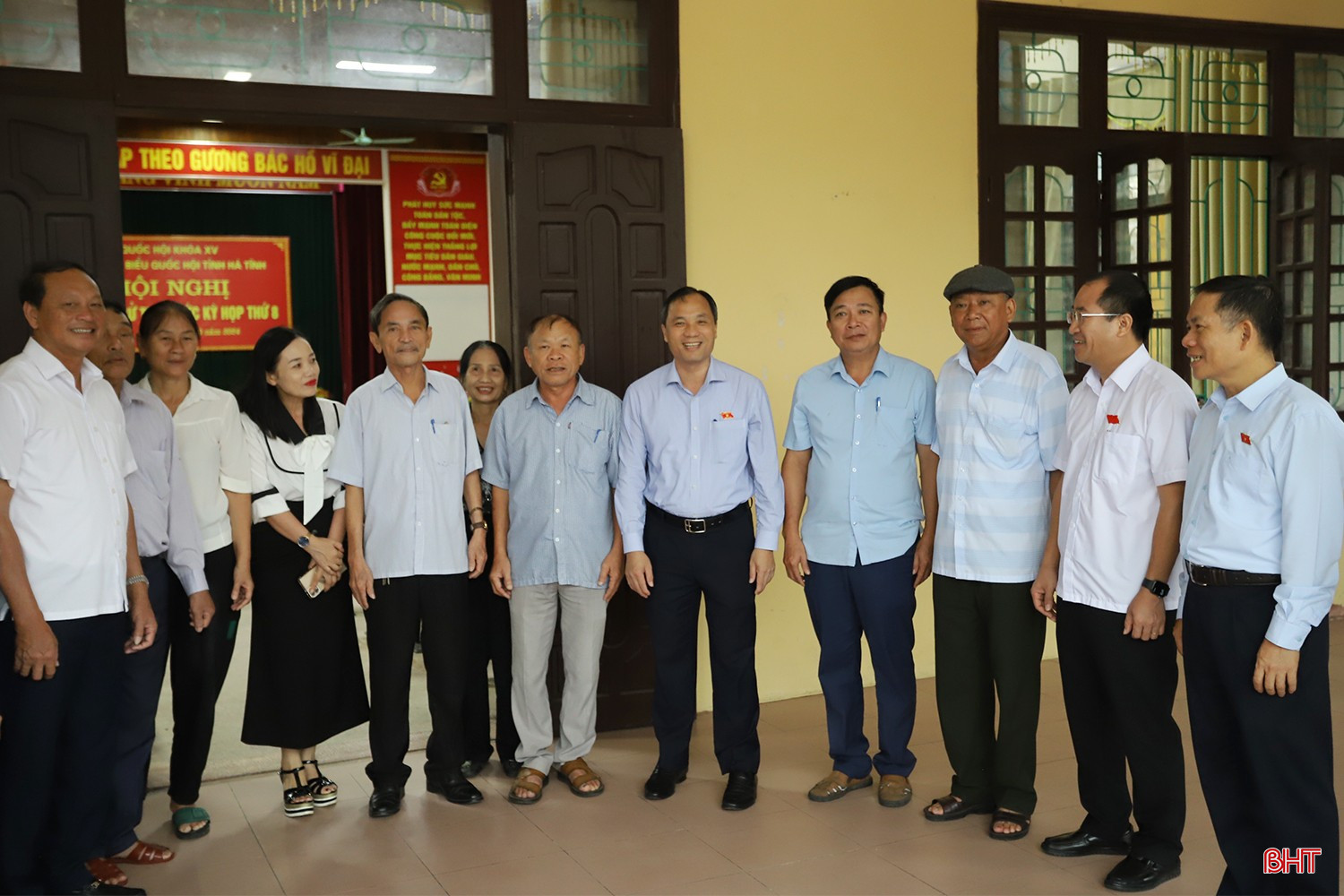 Bí thư Tỉnh ủy Hoàng Trung Dũng và Đoàn ĐBQH tỉnh trao đổi với cử tri huyện Lộc Hà bên lề hội nghị.