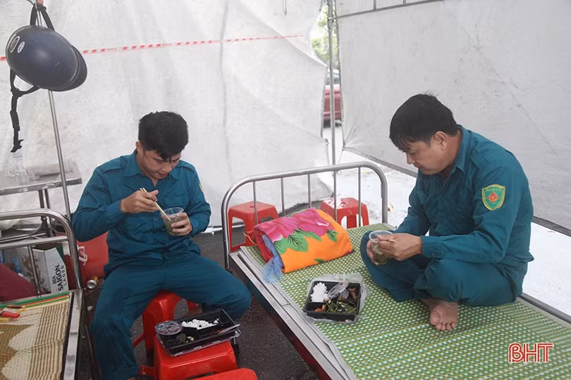 Vất vả trực chốt kiểm soát dịch Covid-19 trong mưa gió ở Hà Tĩnh