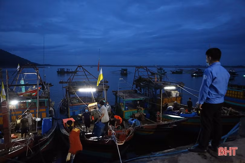 Đảm bảo phòng dịch, cảng cá lớn nhất Hà Tĩnh vẫn đón những chuyến tàu cập bến
