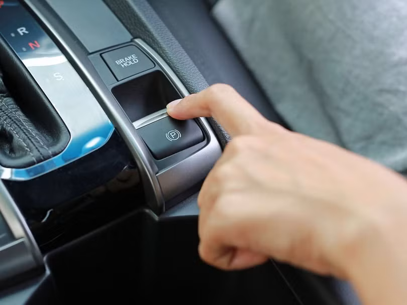 Nhược điểm của phanh tay điện tử mà tái xế cần biết