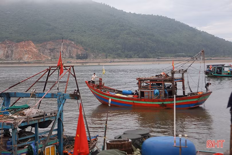 Đảm bảo phòng dịch, cảng cá lớn nhất Hà Tĩnh vẫn đón những chuyến tàu cập bến