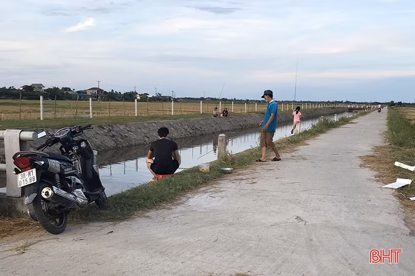 Một bộ phận người dân TP Hà Tĩnh vẫn ra khỏi nhà... câu cá, thể dục