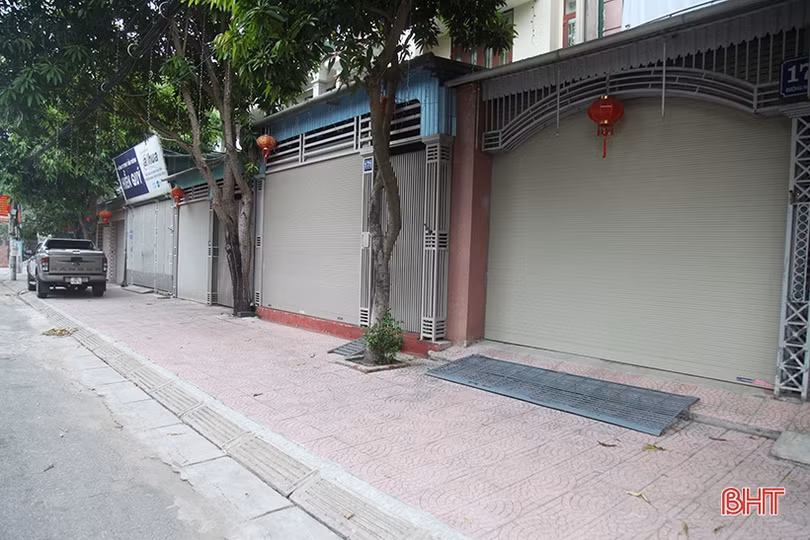 Một bộ phận người dân TP Hà Tĩnh vẫn ra khỏi nhà... câu cá, thể dục