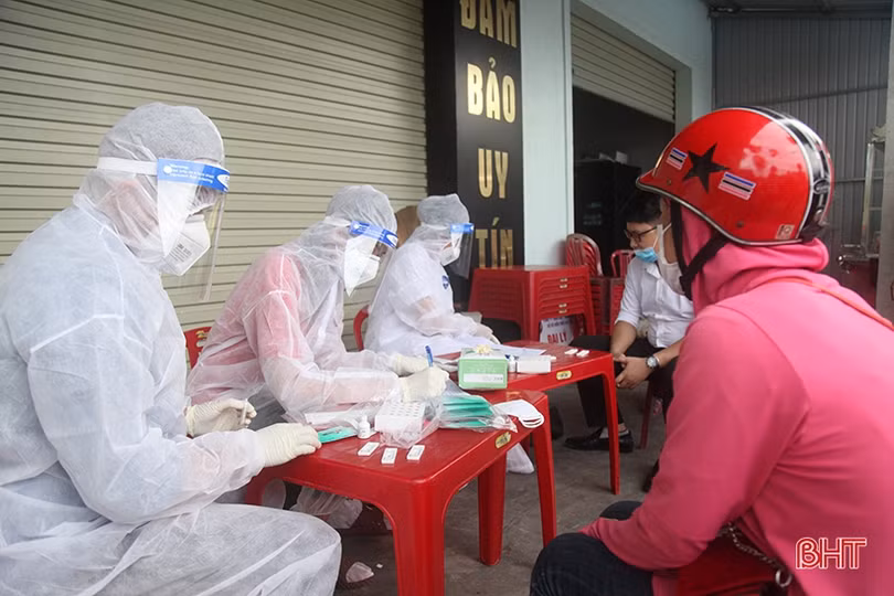 Test nhanh Covid-19 tạo thuận lợi cho người dân rời thành phố Hà Tĩnh