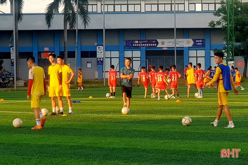 “Ngôi sao bóng đá một thời trở lại sân cỏ đào tạo cầu thủ trẻ Hà Tĩnh