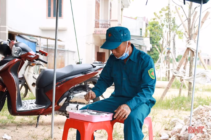 Ấm lòng những suất cơm hỗ trợ lực lượng phòng dịch của Bệnh viện Đa khoa TTH Hà Tĩnh