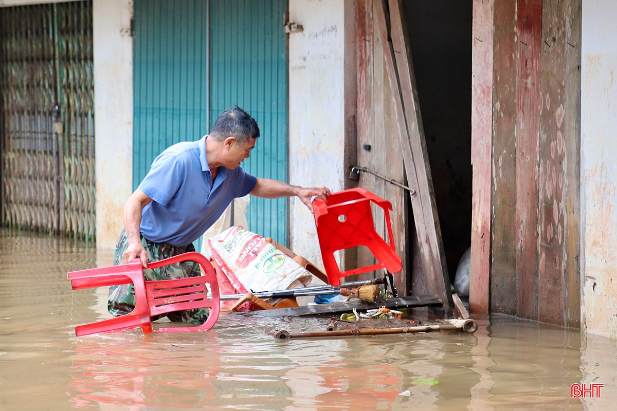 Tranh thủ "nước rút đến đâu, dọn dẹp đến đó", từ sáng sớm, nhiều tiểu thương đã "bì bõm" lội trong dòng nước lũ để kịp thời vệ sinh ki ốt, dọn dẹp đồ đạc với hy vọng có thể vớt vát được phần nào tài sản bị nhấn chìm nhiều ngày trong nước lũ.