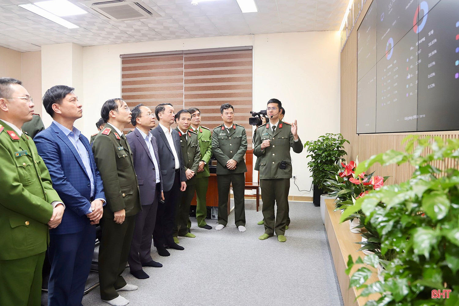 Trung tâm Điều hành an ninh mạng tỉnh Hà Tĩnh được Công an tỉnh ra mắt vào ngày 25/11 vừa qua, với sự tham dự của các đồng chí lãnh đạo tỉnh, Trung tâm An ninh mạng Quốc gia. Trung tâm gồm 2 dự án: “Trung tâm Điều hành an ninh mạng tỉnh Hà Tĩnh” và “Giải pháp phòng, chống mã độc quản trị tập trung”. Nhiệm vụ chính của trung tâm là nhằm tạo hệ thống giám sát, bảo vệ tổng thể cho hạ tầng thông tin của các cơ quan, đơn vị trên địa bàn tỉnh.