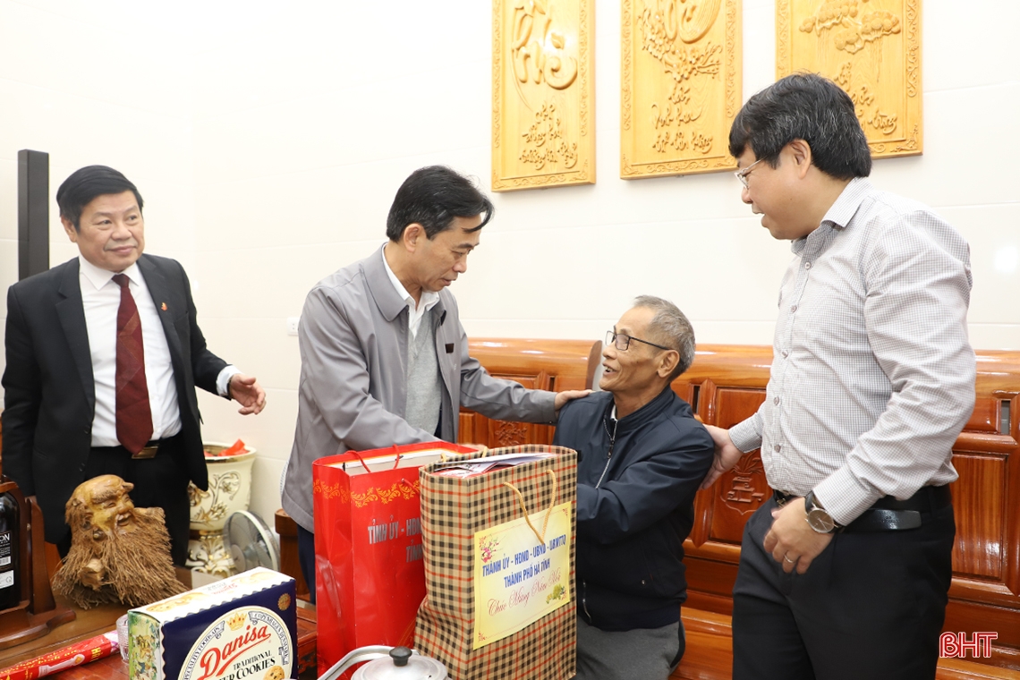 Thường trực Tỉnh ủy tặng quà tết cho gia đình đặc biệt khó khăn, người có công, người cao tuổi ở TP Hà Tĩnh