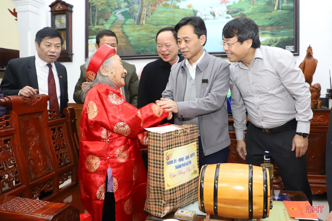 Thường trực Tỉnh ủy tặng quà tết cho gia đình đặc biệt khó khăn, người có công, người cao tuổi ở TP Hà Tĩnh