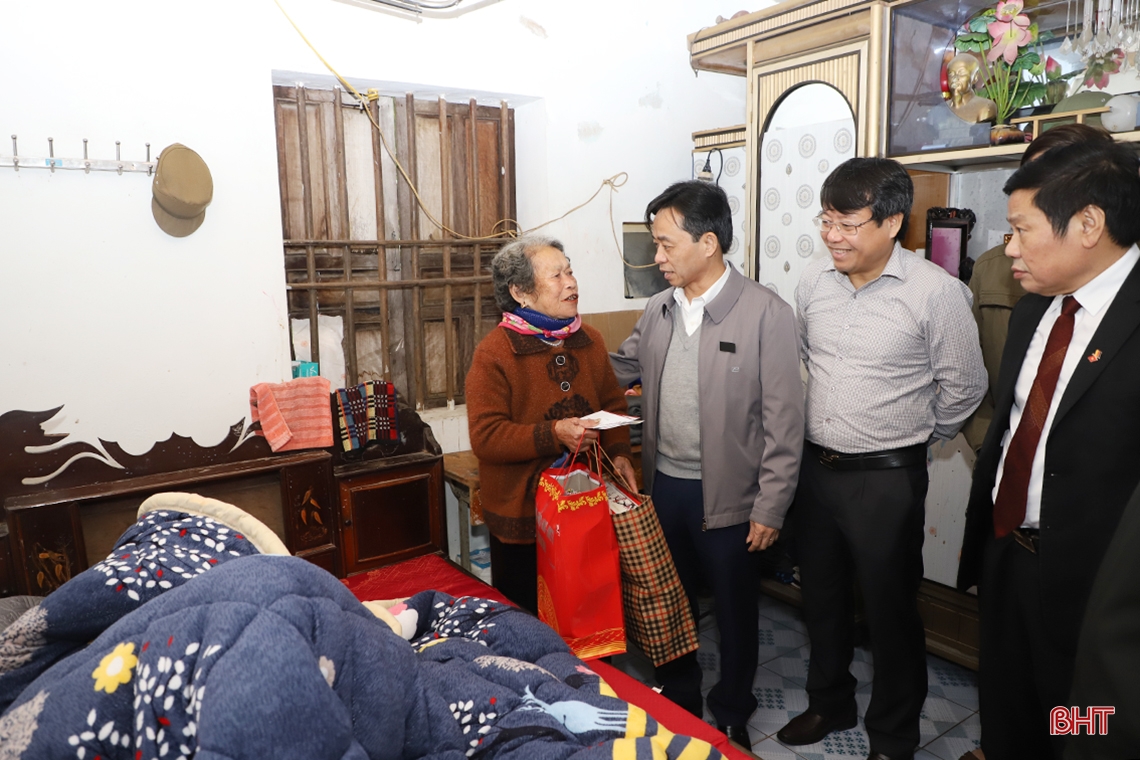 Thường trực Tỉnh ủy tặng quà tết cho gia đình đặc biệt khó khăn, người có công, người cao tuổi ở TP Hà Tĩnh